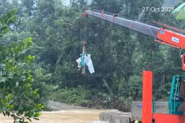 Giải cứu thành công 6 người dân đi rừng mắc kẹt vì mưa lũ 