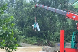 Giải cứu thành công 6 người dân đi rừng mắc kẹt vì mưa lũ 