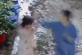 Người phụ nữ nhổ nước bọt, đánh bé gái 10 tuổi gây bức xúc ở TP.HCM