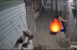 Người đàn ông "thoát y” đuổi theo cô gái đi xe trong đêm