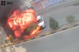 Người đàn ông vô tình châm lửa cả xe của mình khi quay đầu khỏi đám cháy