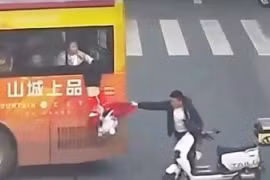 Người đàn ông nhanh trí cứu bé gái suýt rơi khỏi cửa sổ xe bus