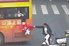 Người đàn ông nhanh trí cứu bé gái suýt rơi khỏi cửa sổ xe bus