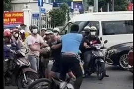 Nam thanh niên đánh ông lão giữa trung tâm TP.HCM gây phẫn nộ 