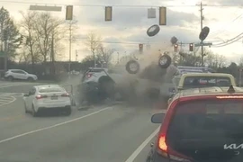 Đạp nhầm chân ga, xe hơi tông nát nhiều xe khác đang chờ đèn đỏ