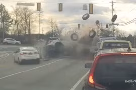 Đạp nhầm chân ga, xe hơi tông nát nhiều xe khác đang chờ đèn đỏ