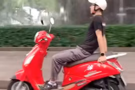 Thanh niên thả 2 tay, phóng xe tốc độ cao trên phố biển