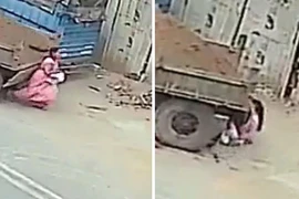 Người phụ nữ mải mê điện thoại, suýt bị xe máy kéo lùi cán chết