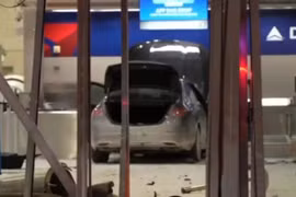 Xe hơi đâm thẳng vào nhà ga sân bay, làm 6 người bị thương