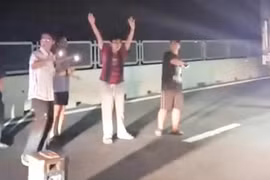 Người dân xuống đường hát karaoke khi cao tốc ùn tắc 