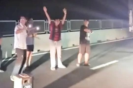 Người dân xuống đường hát karaoke khi cao tốc ùn tắc 