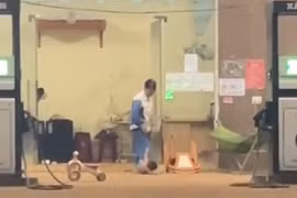 Em bé 16 tháng tuổi bị xách ngược, ném xuống nền bê-tông