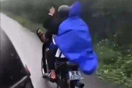 Nam sinh lớp 12 điều khiển xe máy bằng chân bị triệu tập 