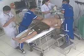 Ép tim cứu người đàn ông ngưng tim trên bãi biển Nha Trang 