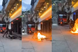 Người phụ nữ đốt xe máy của bạn trai ngay giữa đường vì mâu thuẫn tình cảm