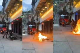 Người phụ nữ đốt xe máy của bạn trai ngay giữa đường vì mâu thuẫn tình cảm