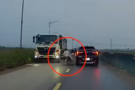Vượt ẩu, người phụ nữ 'run tay' trước xe tải, thoát chết trong tích tắc