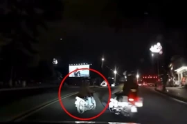 Thanh niên đánh võng trước đầu ô tô, 'tắt điện' ngay khi gặp CSGT