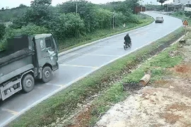 Xe con đối đầu xe tải rồi lật ngửa trên đường