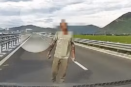 Người đàn ông cầm đá, chặn xe trên cao tốc xin tiền 