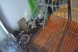 Ba thanh niên chạy 'xé gió', xuyên thủng cửa sắt lẫn cửa kính nhà dân