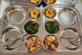 Phụ huynh Hà Nội lo ngại thịt heo bệnh, xin cắt cơm trưa cho con