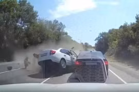 BMW đâm trúng 5 xe khác trên cao tốc vì tránh xe tải quay đầu 