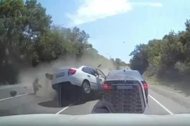 BMW đâm trúng 5 xe khác trên cao tốc vì tránh xe tải quay đầu 