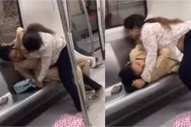 Hai người phụ nữ túm tóc, lao vào đánh nhau ngay trên tàu điện