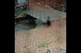 Bé gái 2 tuổi tử vong vì ngã xuống mương nước trước nhà 