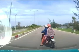 Taxi va chạm xe máy đang sang đường, một người tử vong 