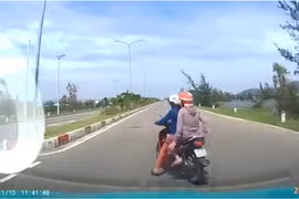 Taxi va chạm xe máy đang sang đường, một người tử vong 