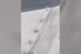 Đinh tán lỏng lẻo rung chuyển trên cánh máy bay khiến hành khách hoảng sợ