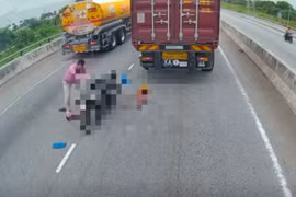 Container cán tử vong người vợ, người chồng quỳ gục gào khóc giữa đường 