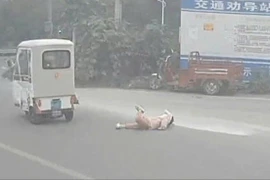 Em nhỏ rơi từ xe ba bánh xuống đường, tài xế xe bus xử lý cực nhanh nhạy