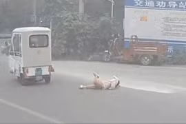 Em nhỏ rơi từ xe ba bánh xuống đường, tài xế xe bus xử lý cực nhanh nhạy