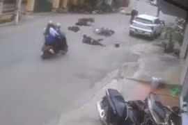 Nhóm học sinh đi dàn hàng ngang, bị xe ngược chiều đâm văng 