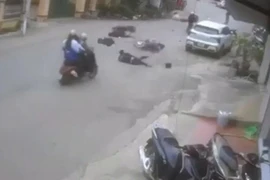 Nhóm học sinh đi dàn hàng ngang, bị xe ngược chiều đâm văng 