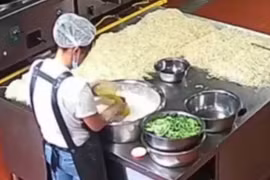 Đầu bếp thêm 'chất lạ' vào thức ăn khiến 200 trẻ nhiễm độc 