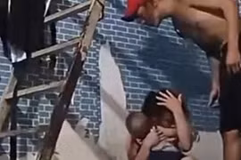 Người đàn ông đánh cô gái đang ôm con nhỏ rồi livestream 