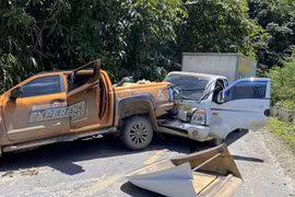 Xe cứu trợ bị tai nạn trên đường vào vùng lũ Nghệ An 