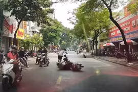 Thanh niên đi xe đạp điện tông ngã người khác rồi bỏ đi 