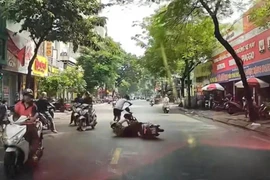 Thanh niên đi xe đạp điện tông ngã người khác rồi bỏ đi 