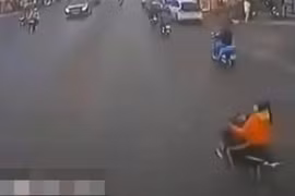 Người phụ nữ tử vong vì rẽ trước mũi xe đầu kéo, bị cuốn vào gầm 