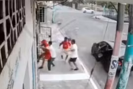 Hai chú chó trung thành bảo vệ chủ nhân của mình khỏi một vụ bắt cóc 