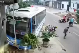 Xe máy dừng đột ngột giữa đường khiến xe khách phải đánh lái tránh tai họa