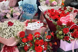 Hoa tươi Hà Nội đội giá dịp 8/3, người mua vẫn đông