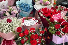 Hoa tươi Hà Nội đội giá dịp 8/3, người mua vẫn đông