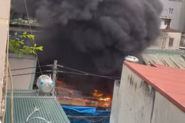 Hà Nội: Kho đông lạnh bốc cháy dữ dội, 6 xe máy và 1 ô tô bị thiêu rụi