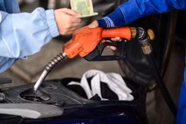 Giá xăng dầu hôm nay 11/4: Dầu thế giới giảm sâu, trong nước ổn định